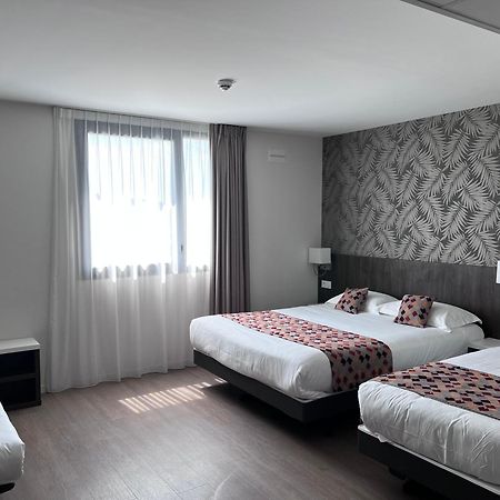Brit Hotel Ploermel - Hotel De L'Hippodrome Екстериор снимка