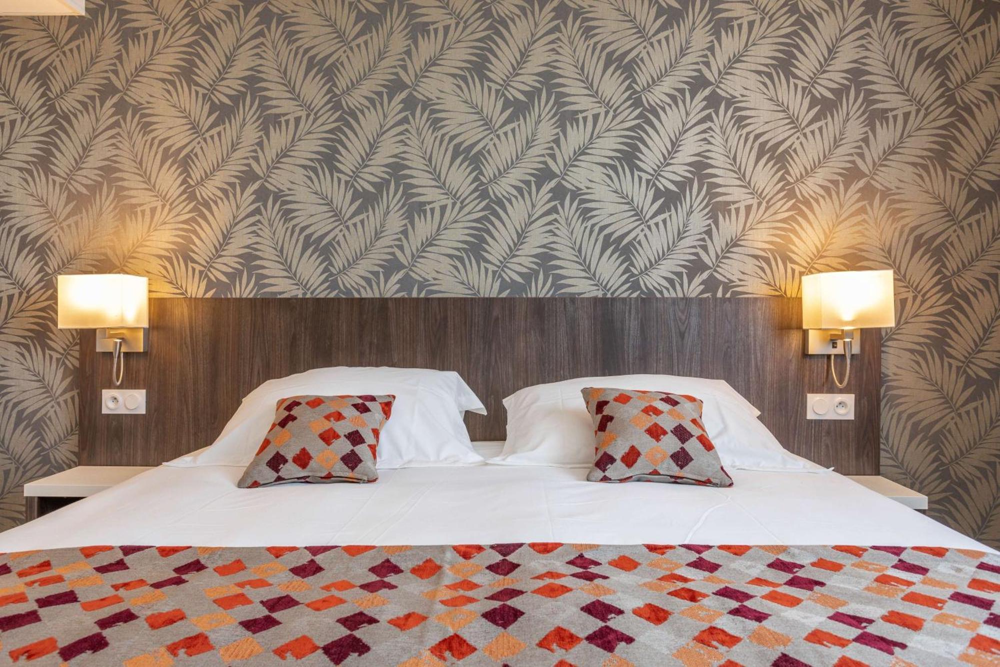 Brit Hotel Ploermel - Hotel De L'Hippodrome Екстериор снимка