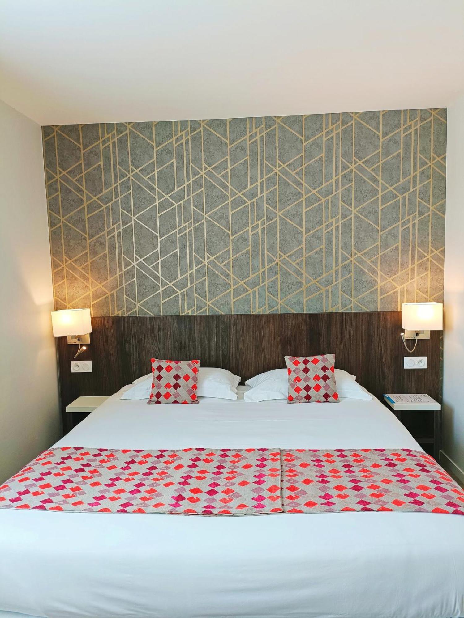 Brit Hotel Ploermel - Hotel De L'Hippodrome Екстериор снимка