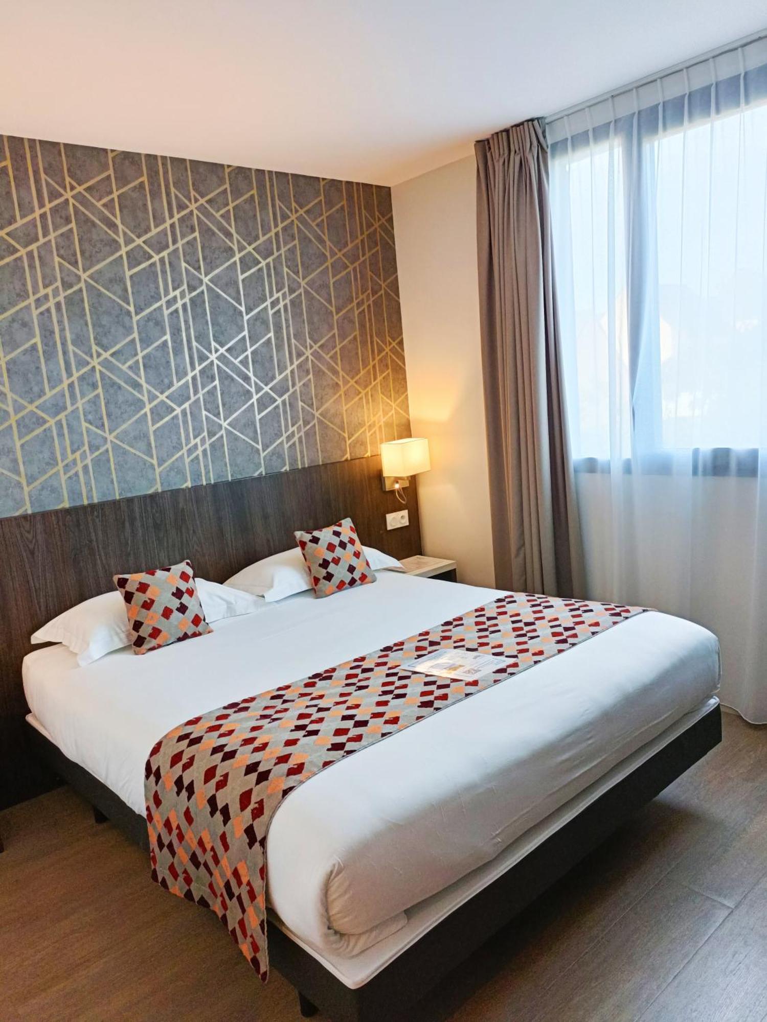 Brit Hotel Ploermel - Hotel De L'Hippodrome Екстериор снимка