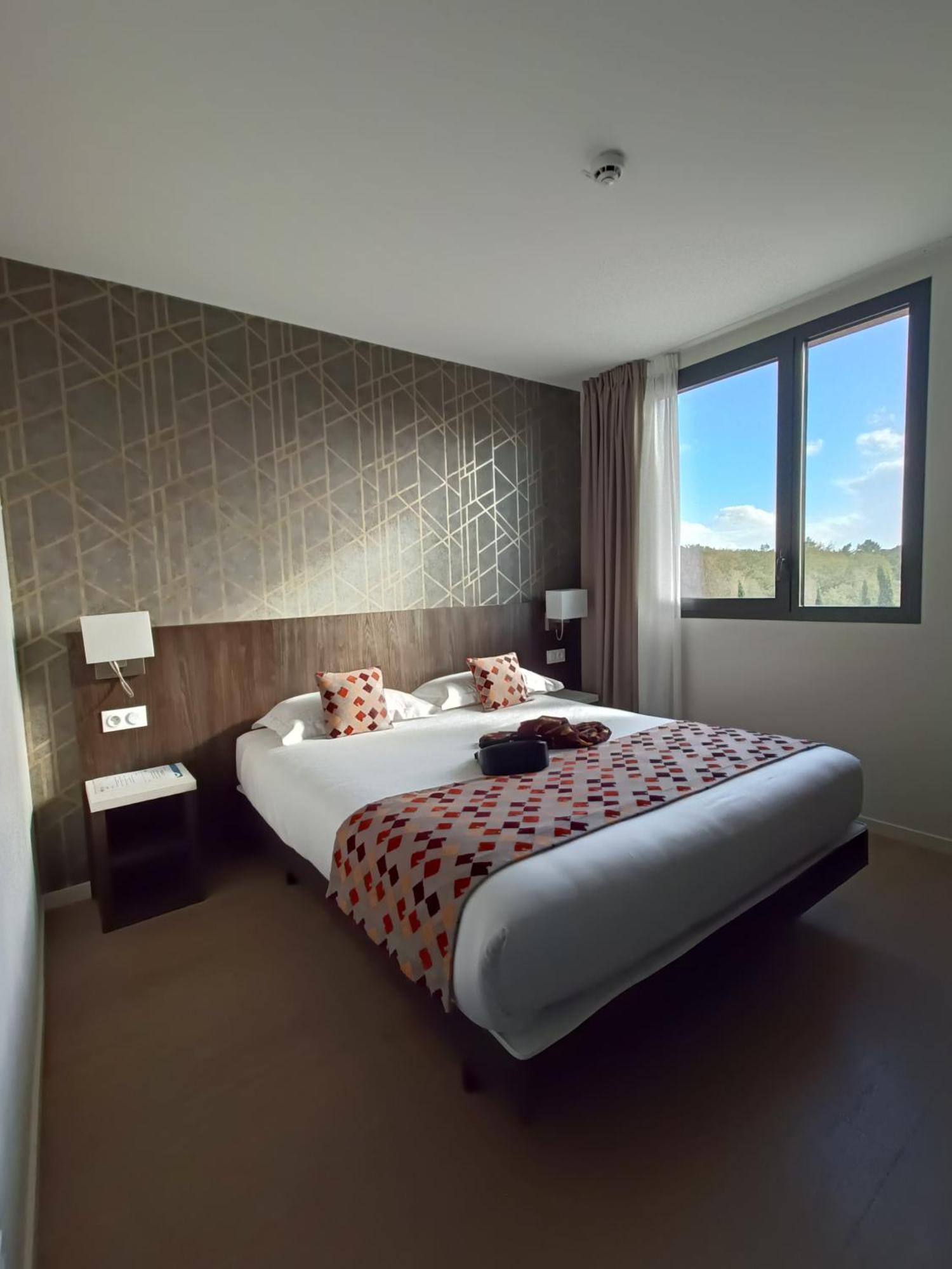 Brit Hotel Ploermel - Hotel De L'Hippodrome Екстериор снимка