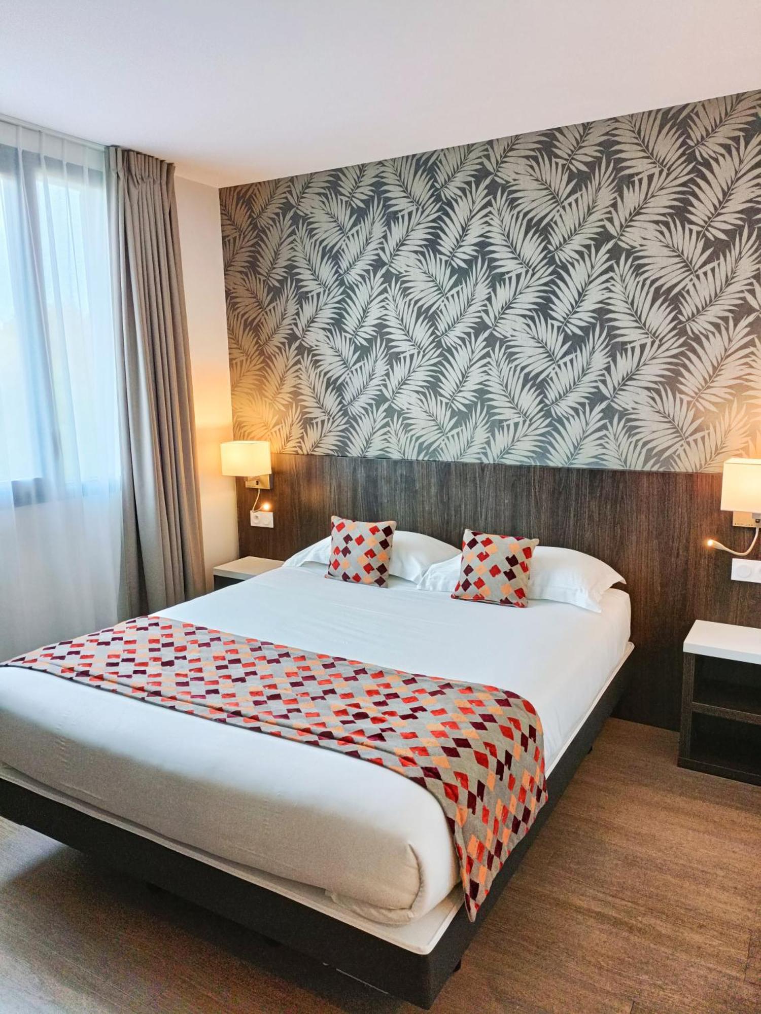 Brit Hotel Ploermel - Hotel De L'Hippodrome Екстериор снимка