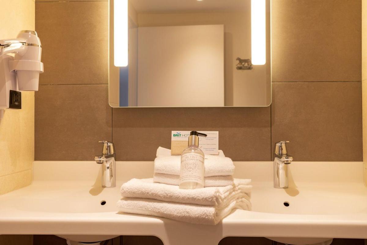Brit Hotel Ploermel - Hotel De L'Hippodrome Екстериор снимка