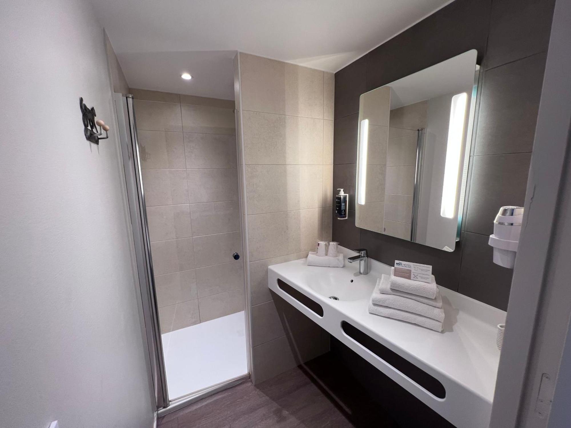 Brit Hotel Ploermel - Hotel De L'Hippodrome Екстериор снимка