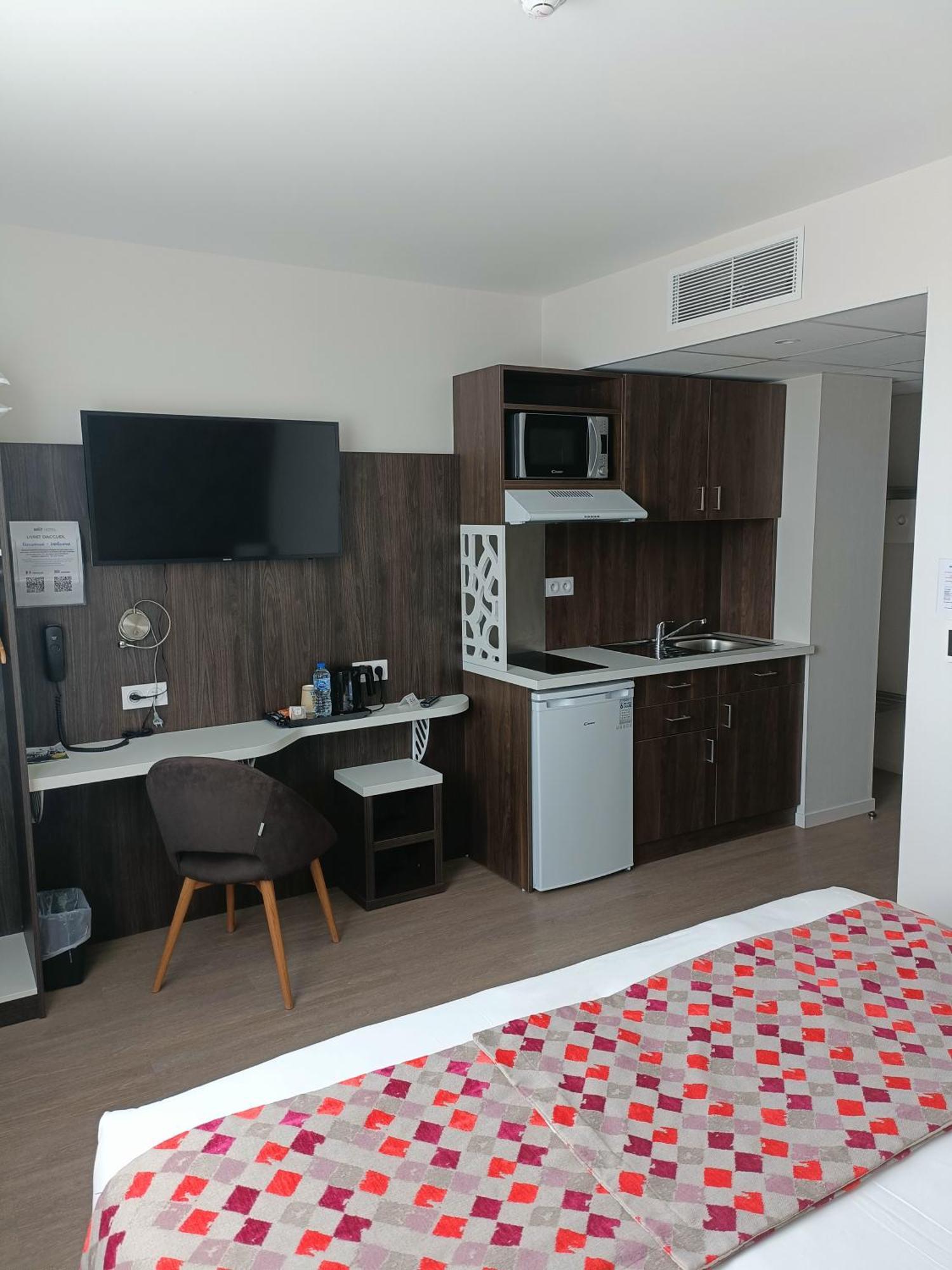 Brit Hotel Ploermel - Hotel De L'Hippodrome Екстериор снимка