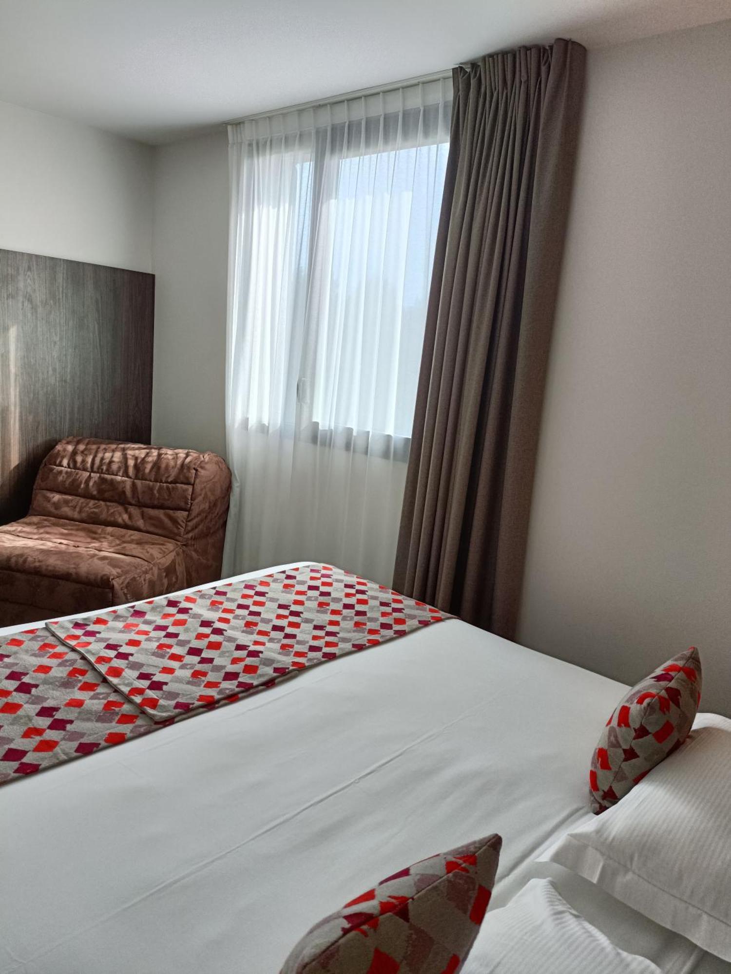 Brit Hotel Ploermel - Hotel De L'Hippodrome Екстериор снимка